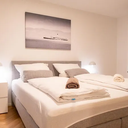 Апартаменты Lakeside Flat *