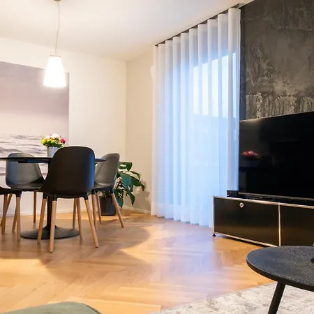 Апартаменты Lakeside Flat